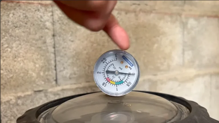 Manomètre indiquant la pression du filtre à sable d'une piscine