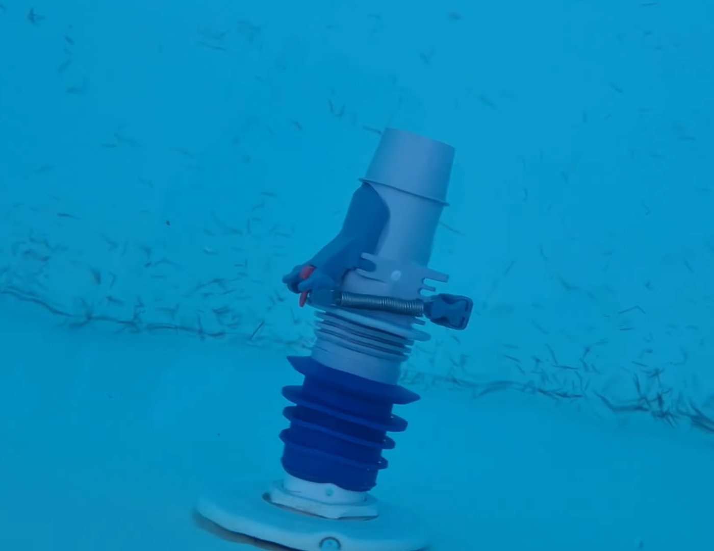 Raccord du tuyau d'un robot hydraulique sur la prise balai du bassin