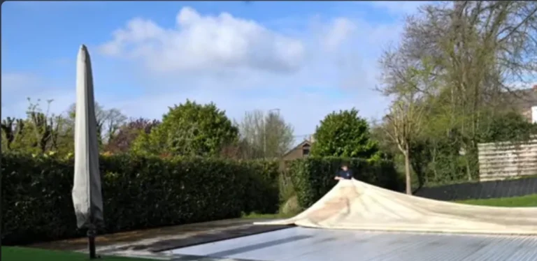 Remise en route d'une piscine : retrait de la bâche d'hiver