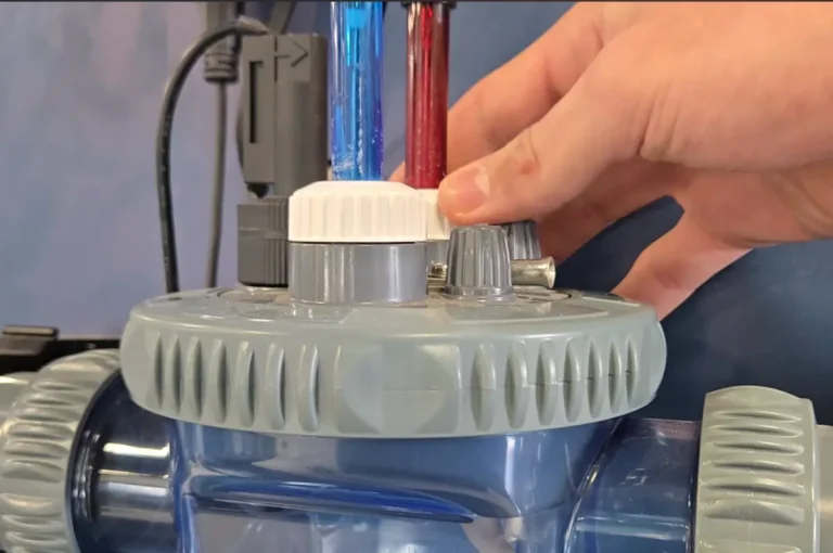 Sondes pH et redox installées dans un porte-sonde sur le circuit de filtration d'une piscine