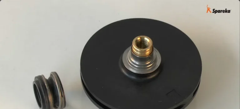 Turbine de pompe de piscine et garniture mécanique neuve posées sur une table